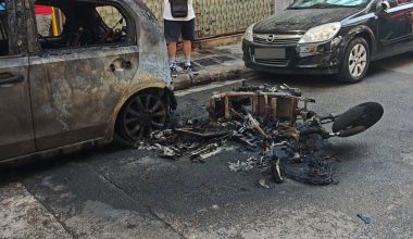 «Παρανάλωμα» πυρός όχημα στην Κυψέλη μετά την πυρκαγιά που ξέσπασε σε ηλεκτρικό σκούτερ (φωτο)