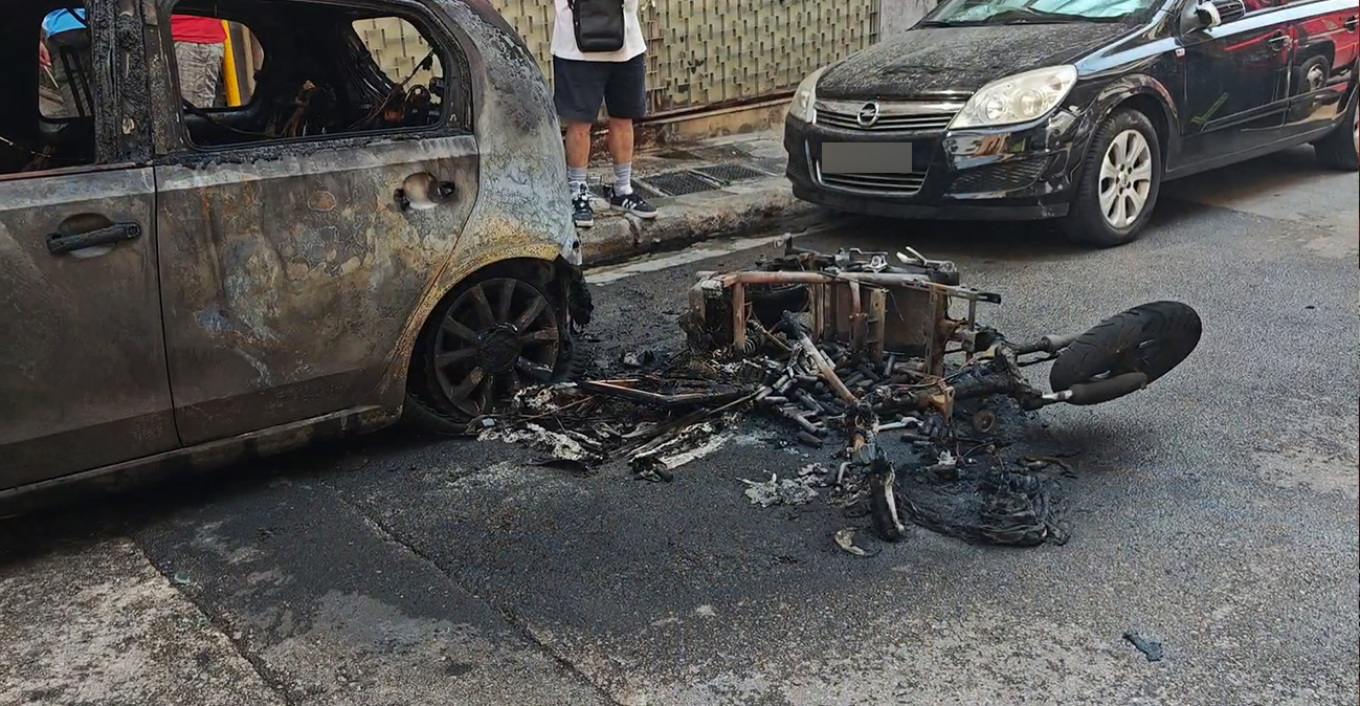 «Παρανάλωμα» πυρός όχημα στην Κυψέλη μετά την πυρκαγιά που ξέσπασε σε ηλεκτρικό σκούτερ (φωτο)