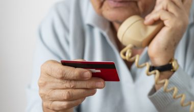 Η ΕΛ.ΑΣ. προειδοποιεί τους πολίτες για νέα τηλεφωνική απάτη: Πώς επιτήδειοι επιχειρούν να αποσπάσουν στοιχεία