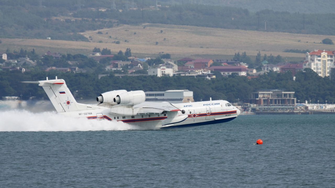 Be-200: Δείτε πως αποθαλασσώνεται το θηριώδες ρωσικό αεροσκάφος αεροπυροόσβεσης