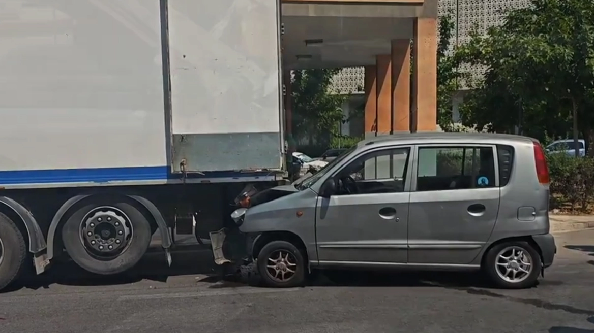 Κεραμεικός: ΙΧ προσέκρουσε στο πίσω μέρος φορτηγού – Μεγάλες καθυστερήσεις στην κυκλοφορία των οχημάτων