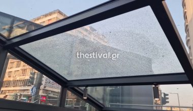Βίντεο: Ράγισε τζαμαρία στο μετρό της Θεσσαλονίκης – Από θαύμα δεν συνέβησαν χειρότερα!