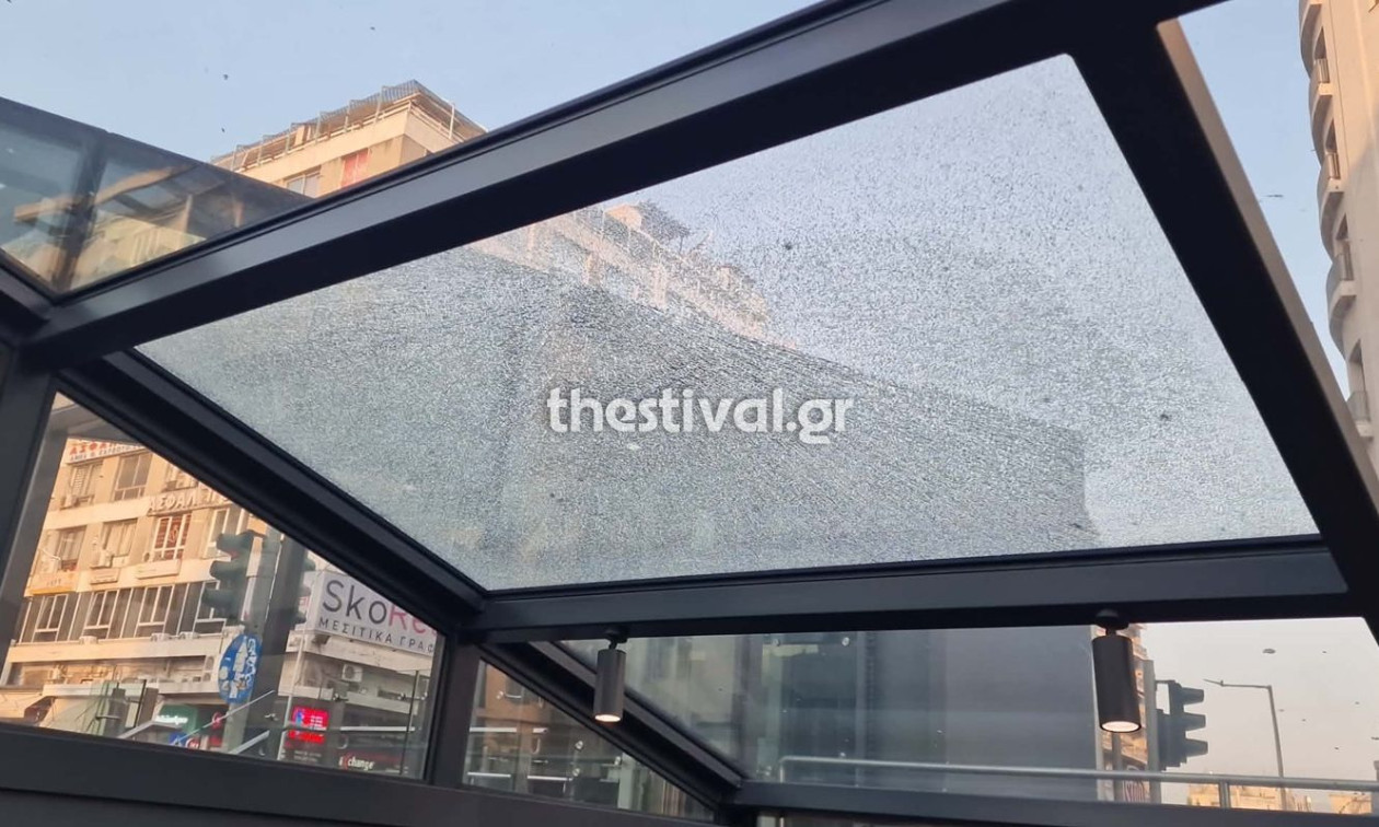 Βίντεο: Ράγισε τζαμαρία στο μετρό της Θεσσαλονίκης – Από θαύμα δεν συνέβησαν χειρότερα!