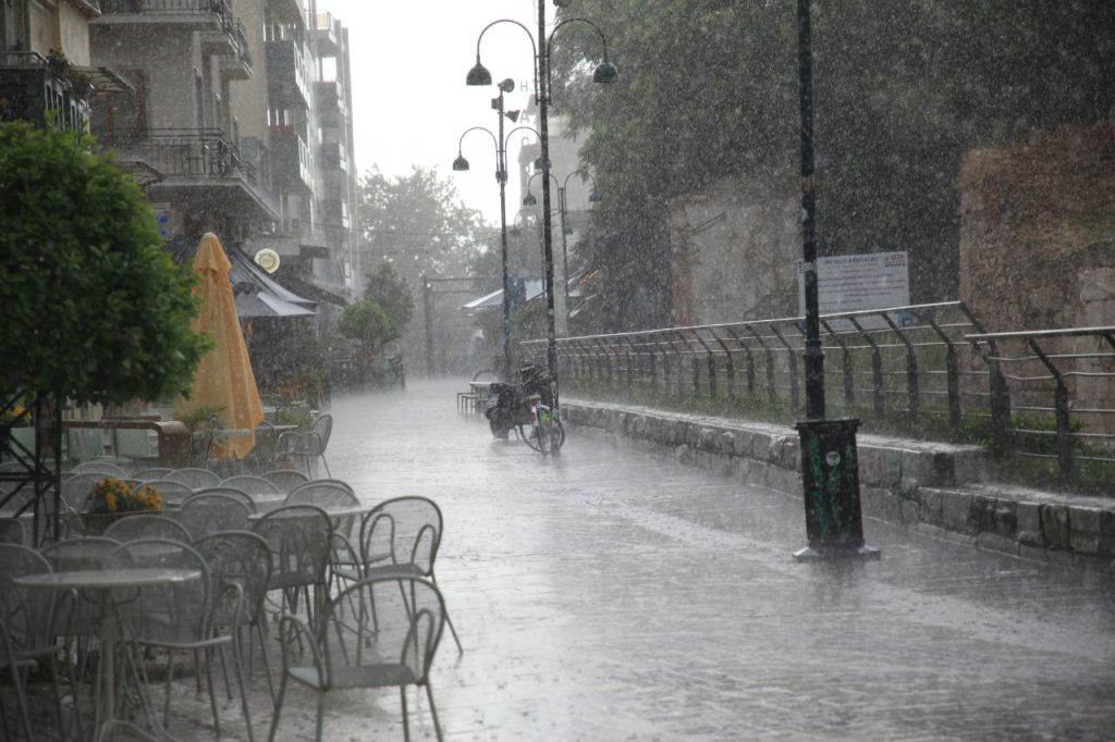 Ισχυρό μπουρίνι έπληξε την Λάρισα: Χαλαζόπτωση στον Κίσσαβο (βίντεο)