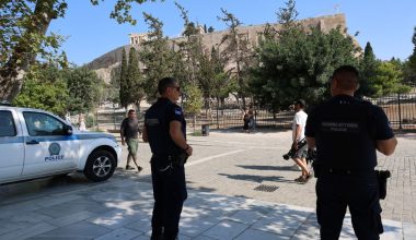 Ακρόπολη: Δίωξη για απόπειρα ανθρωποκτονίας στον 60χρονο που μαχαίρωσε δύο Ελληνοαμερικανούς τουρίστες
