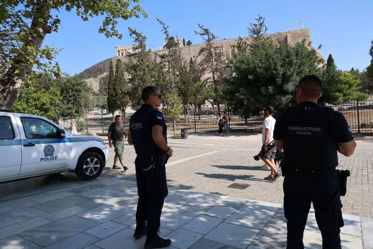 Ακρόπολη: Δίωξη για απόπειρα ανθρωποκτονίας στον 60χρονο που μαχαίρωσε δύο Ελληνοαμερικανούς τουρίστες