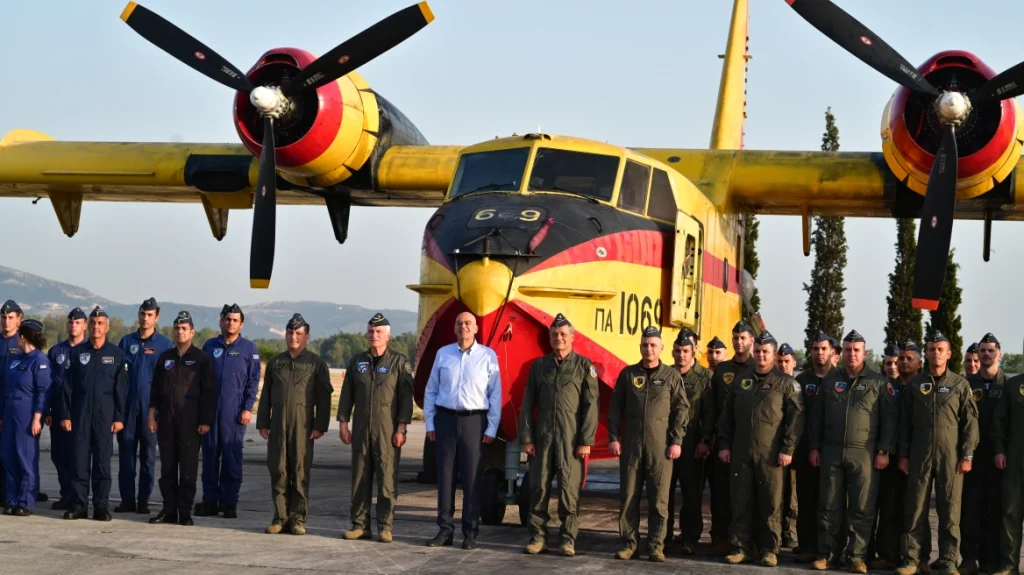 Στη Μοίρα Πυροσβεστικών Αεροσκαφών στην 112 ΠΜ ο Ν.Δένδιας