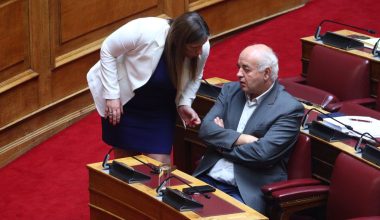 Εκτός ορίων η κόντρα Κωνσταντοπούλου – ΚΚΕ: «Επαγγελματίες του κομμουνισμού με μισθό» – «Κατήφορος»