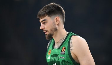 «Ποιος από εσάς είναι Ολυμπιακός;» Η στιγμή που ο Χουάντσο κολυμπά μέχρι διπλανό σκάφος με οικογένεια στην Κρήτη