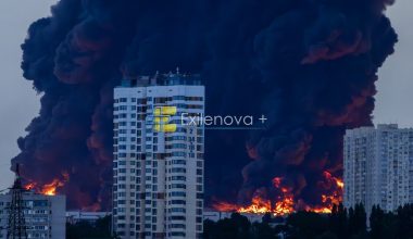 Πύρινη «κόλαση» στο Κράσνονταρ: Τρομάζει το τεράστιο νέφος πάνω από τις εγκαταστάσεις της Wildberries (βίντεο)