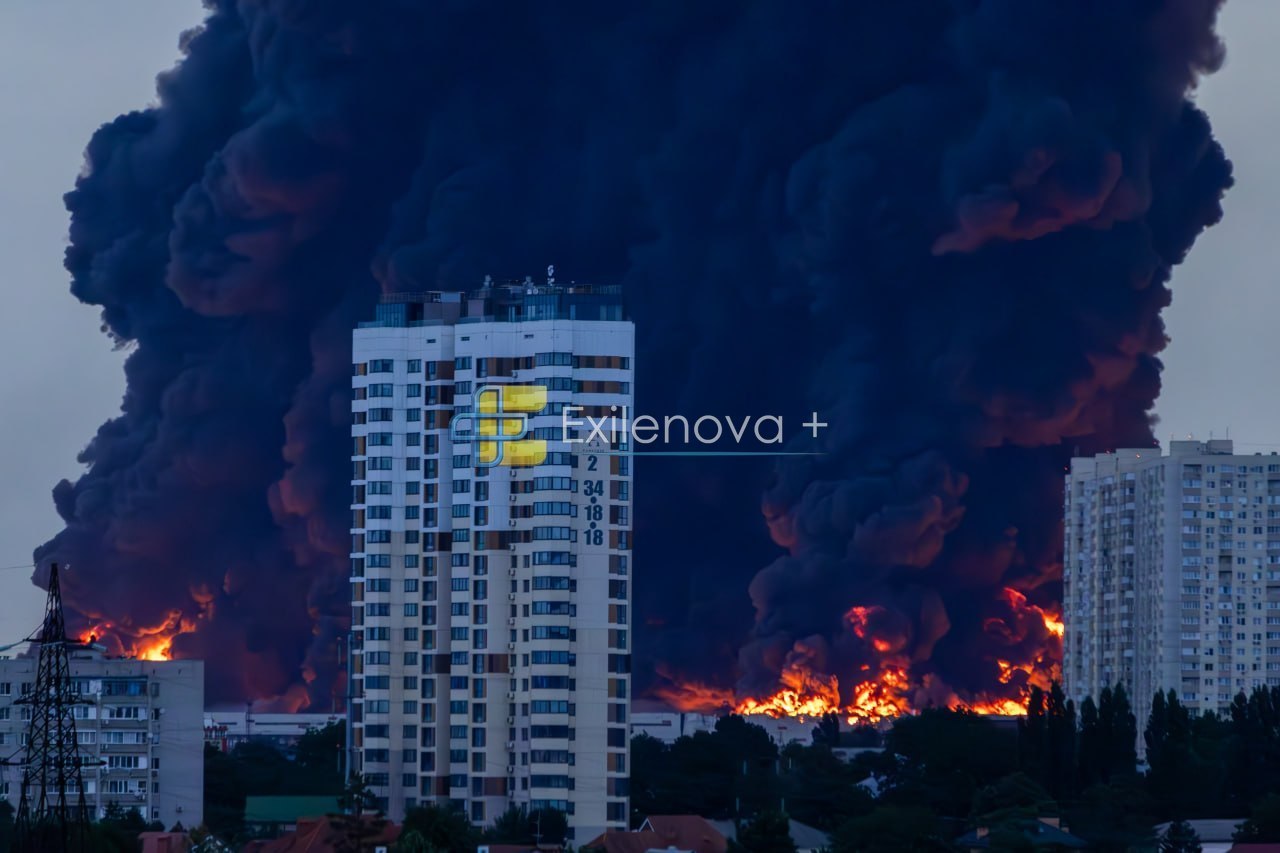 Πύρινη «κόλαση» στο Κράσνονταρ: Τρομάζει το τεράστιο νέφος πάνω από τις εγκαταστάσεις της Wildberries (βίντεο)