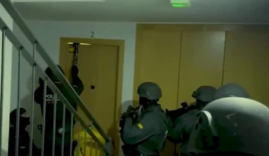 Καταλονία: Η στιγμή που η αστυνομία κάνει έφοδο σε σπίτι που έκρυβαν 40 όπλα (βίντεο)