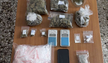 Δύο συλλήψεις στην Πάρο: Κατασχέθηκαν πάνω από 650 γραμμάρια κάνναβης, κοκαΐνη, δενδρύλλια και χρήματα (φωτο)