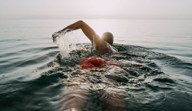 Κολύμπι μετά το φαγητό: Η αλήθεια πίσω από τον «κανόνα των 30 λεπτών» που όλοι έχουμε ακούσει