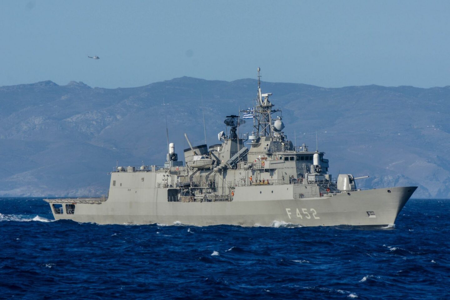 Ελληνική διοίκηση επιχείρησης «Ασπίδες» σε Ερυθρά Θάλασσα σε οδηγία προς ναυτιλομένους: «Τρεχάτε ποδαράκια μου»
