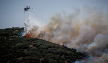 Φωτιά στο Δερβένι Θεσσαλονίκης – Μεγάλη κινητοποίηση με 120 πυροσβέστες και 10 εναέρια μέσα