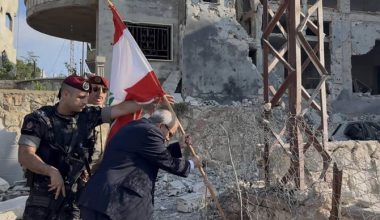 Βίντεο: Ο πρωθυπουργός του Λιβάνου τοποθετεί σημαία της χώρας σε μέρος από το οποίο αποσύρθηκαν οι Ισραηλινοί