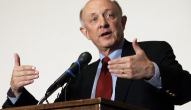 Μυστήριο με τον θάνατο πρώην διευθυντή της CIA – H σύζυγός του λέει ότι έπασχε από το «Σύνδρομο της Αβάνας»