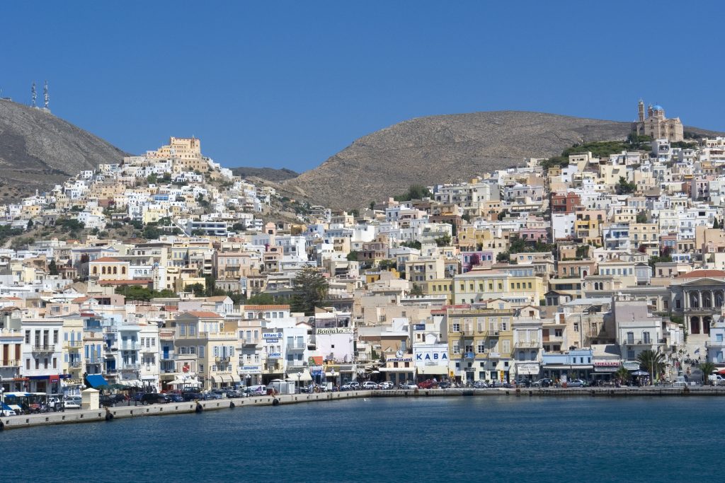 Έχασε την ζωή της η γυναίκα που μαχαίρωσαν στη Σύρο – Την σκότωσε ο σύντροφος γυναίκας που λογομάχησαν (upd)