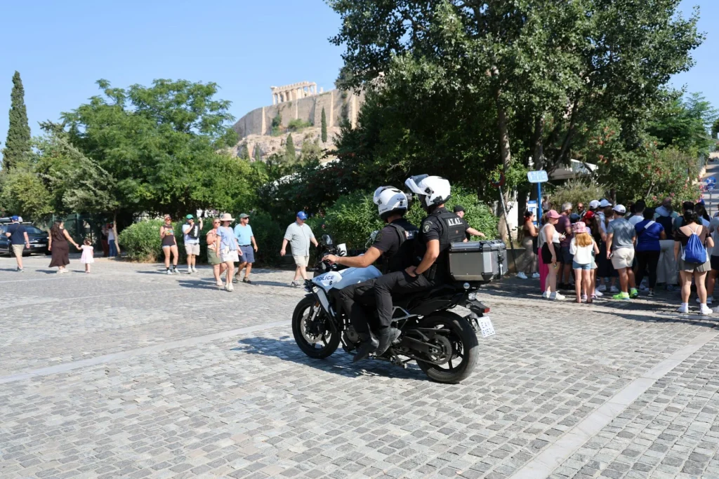 Προφυλακιστέος ο 60χρονος που επιτέθηκε με μαχαίρι σε Ελληνοαμερικανούς τουρίστες στην Ακρόπολη