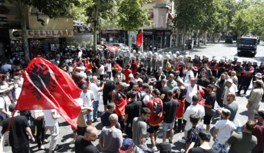Τίρανα: Νέες διαδηλώσεις κατά της τουριστικής επένδυσης στην Σβέρνιτσα: Σοβαρά επεισόδια έξω από τη Βουλή (βίντεο)