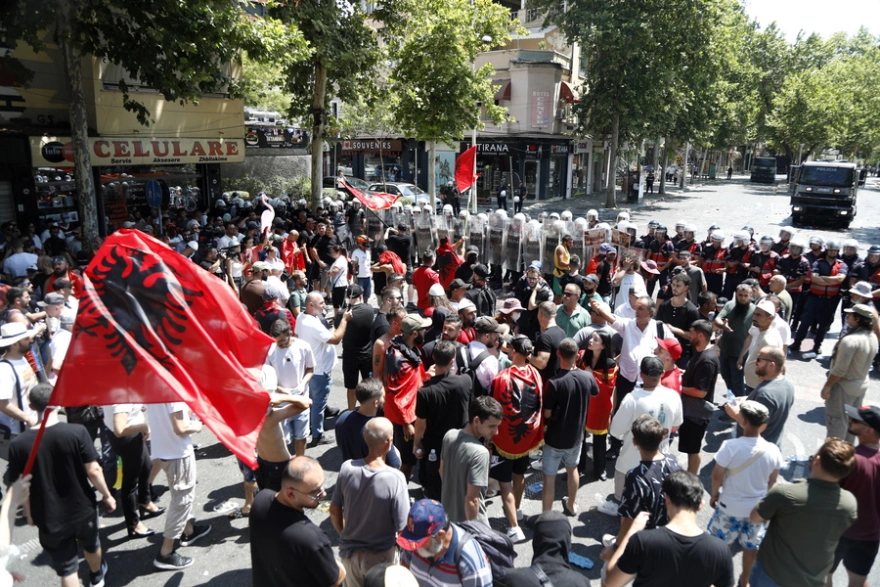 Τίρανα: Νέες διαδηλώσεις κατά της τουριστικής επένδυσης στην Σβέρνιτσα: Σοβαρά επεισόδια έξω από τη Βουλή (βίντεο)