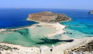 Μπάλος: Η ελληνική παραλία με τα νερά που αλλάζουν χρώμα ανάλογα με το φως του ήλιου