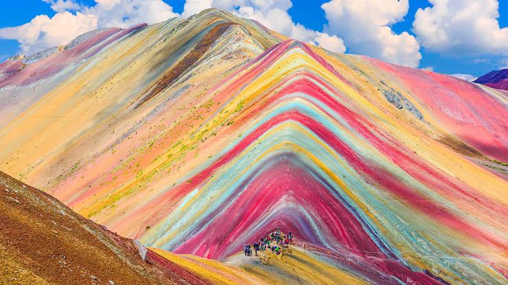 Vinicunca: Το βουνό των 7 χρωμάτων στο Περού που μοιάζει σαν να βρίσκεται σε άλλον πλανήτη (βίντεο)