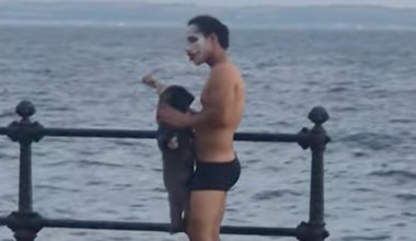 Θεσσαλονίκη: Άνδρας ντυμένος Τζόκερ χόρεψε με το εσώρουχο και βούτηξε στον Θερμαϊκό (βίντεο)
