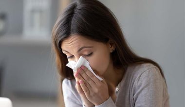 Ξυπνάτε κάθε πρωί με βουλωμένη μύτη; Οι λόγοι και οι λύσεις που βοηθούν