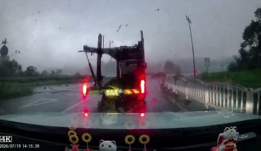 Βίντεο: Η στιγμή που ανεμοστρόβιλος σηκώνει αυτοκίνητο στον αέρα στην Κίνα