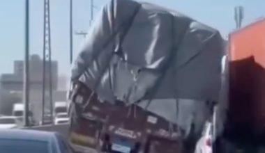 Νταλίκα σώζει φορτηγό από ανατροπή μετά από έκρηξη ελαστικού – Συγκλονιστικό βίντεο στην Αίγυπτο