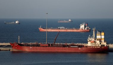 Βίντεο από τα Στενά του Ορμούζ: Τεράστιες ουρές από τάνκερ – Δεν κινείται τίποτα