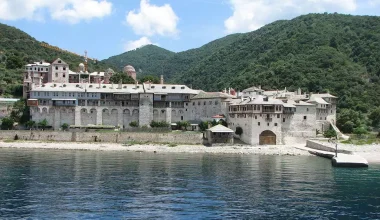 Τουριστικό σκάφος προσέκρουσε κοντά στη Μονή Ξενοφώντος – Τραυματίστηκε ο κυβερνήτης του