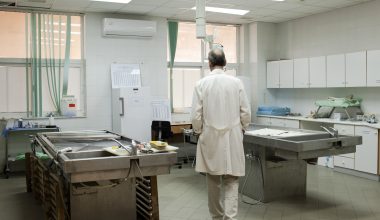 Κρατικές ιατροδικαστικές υπηρεσίες σε πλήρη διάλυση: Καταγγελίες για mobbing, σκάνδαλα και «κυκλώματα»