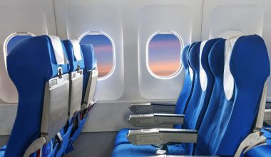 Να ρίξω το κάθισμά μου στο αεροπλάνο ή όχι; Το αιώνιο δίλημμα που διχάζει τους επιβάτες