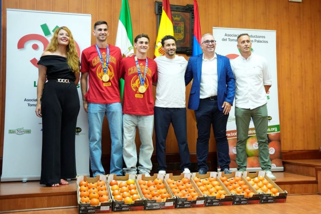 Το ιδιαίτερο δώρο στον Φαμπιάν Ρουίθ και τον Γκάβι από την γενέτειρά τους: 150 κιλά ντομάτες και στους δύο (βίντεο)