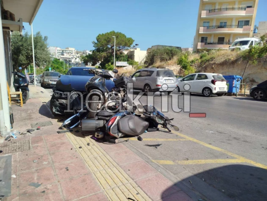 Ηράκλειο: Αυτοκίνητο εξετράπη της πορείας του και έπεσε πάνω σε σταθμευμένα οχήματα – Σοβαρές ζημιές (φωτο)