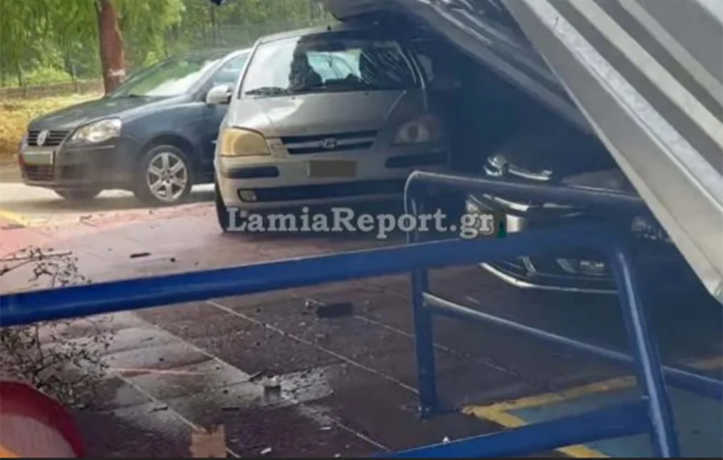 Κατακλυσμός Κυρίου στη Φθιώτιδα: Η στιγμή που στέγη πέφτει πάνω σε σταθμευμένα αυτοκίνητα – Δείτε βίντεο