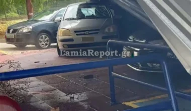 Κατακλυσμός Κυρίου στη Φθιώτιδα: Η στιγμή που στέγη πέφτει πάνω σε σταθμευμένα αυτοκίνητα – Δείτε βίντεο