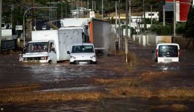 Δείτε φωτογραφίες: Η Λεωφόρος ΝΑΤΟ στα Άνιω Λιόσια έγινε «λίμνη» από την ισχυρή νεροποντή