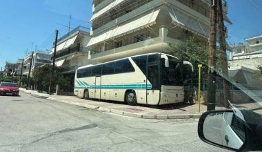 Αδιανόητο παρκάρισμα στη Λαμία – Οδηγός άφησε τουριστικό λεωφορείο πάνω στο πεζοδρόμιο