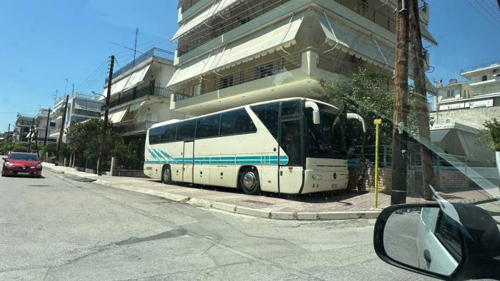 Αδιανόητο παρκάρισμα στη Λαμία – Οδηγός άφησε τουριστικό λεωφορείο πάνω στο πεζοδρόμιο