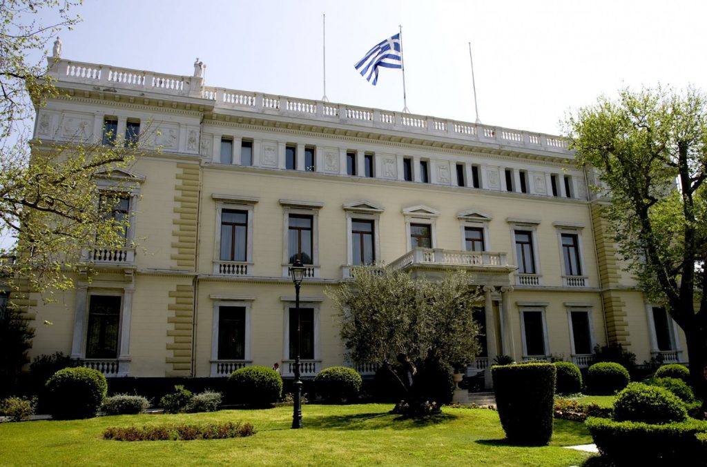Ο κατάλογος αυτών που θα απέχουν από την δεξίωση για την Γιορτή της Δημοκρατίας είναι μακρύς