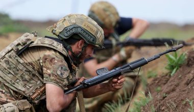 Εκκένωση δίχως τέλος στην Κονσταντινόβκα: Oι Ρώσοι απομάκρυναν άρρωστες γυναίκες πριν τον βομβαρδισμό! (βίντεο)