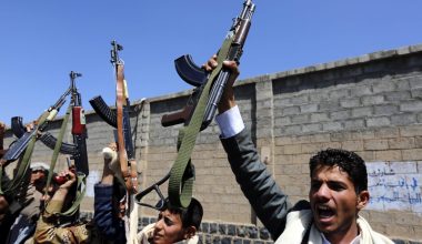 Η διεθνώς αναγνωρισμένη κυβέρνηση της Υεμένης εξαπέλυσε αεροπορικές επιδρομές κατά θέσεων των Χούθι