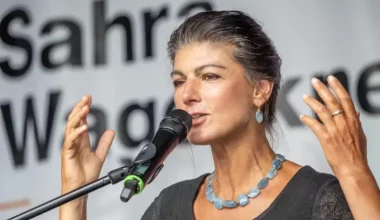 Σάρα Βάγκενκνεχτ: «Οι υπερβολικά υψηλοί αριθμοί μεταναστών οδηγούν σε παράλληλες κοινωνίες και συγκρούσεις»