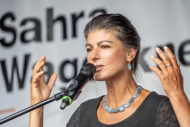 Σάρα Βάγκενκνεχτ: «Οι υπερβολικά υψηλοί αριθμοί μεταναστών οδηγούν σε παράλληλες κοινωνίες και συγκρούσεις»
