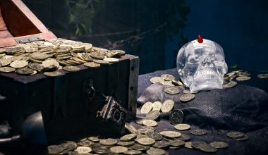 Γυναίκα έσκαψε κάτω από το δάπεδο στο σπίτι της αναζητώντας θησαυρό: Αυτό που βρήκε δεν το περίμενε! (βίντεο)