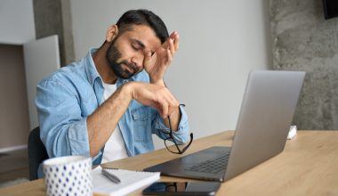 Οι διακοπές τελείωσαν αλλά η κούραση έμεινε; – Επτά σημάδια ότι η δουλειά σου σε έχει εξαντλήσει